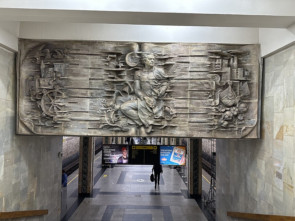 Fayl:Oybek metro stansiyasidagi barelyef.jpg