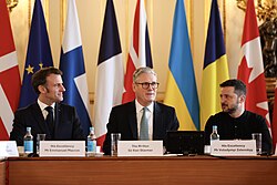2025-yilda Yevropa yetakchilari sammitida Ukraina bayrog‘i nisbatan och ko‘k rangda tasvirlangan.