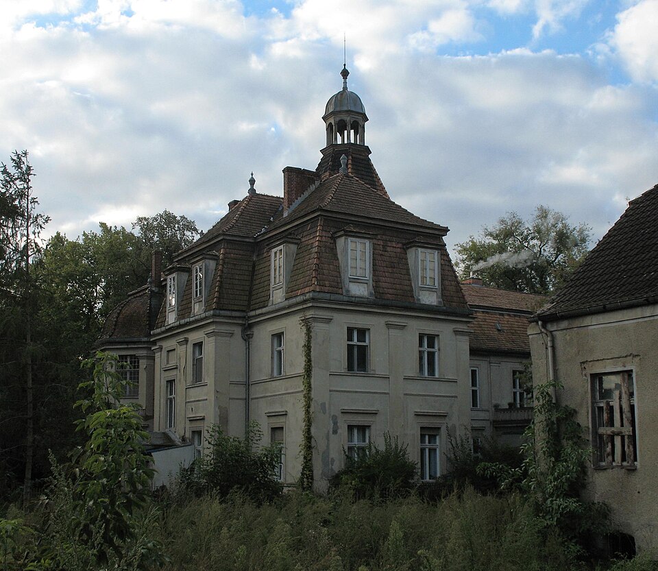 Fayl:Staffelde manor.jpg