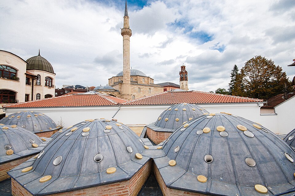 Fayl:Prishtina and the great Hamam.jpg