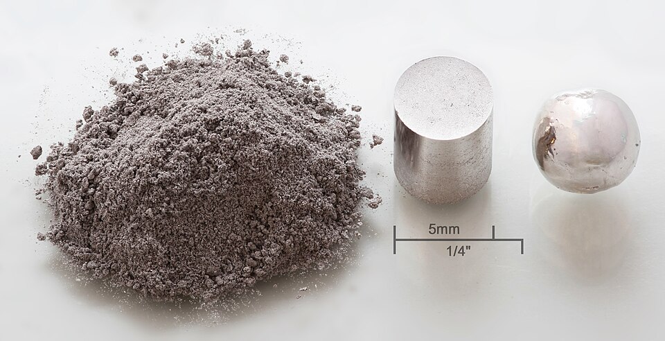 Fayl:Rhodium powder pressed melted.jpg