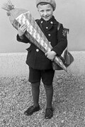 1930-yillarning birinchi yarmida konfet koʻtargan bola
