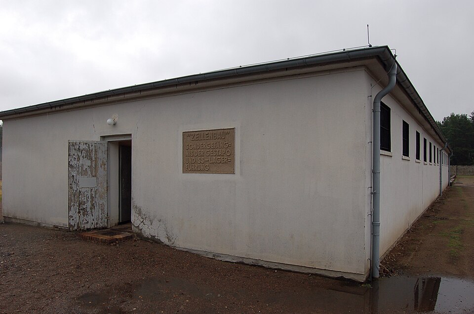 Fayl:Zellenbau KZ Sachsenhausen Übersichtsaufnahme.jpg