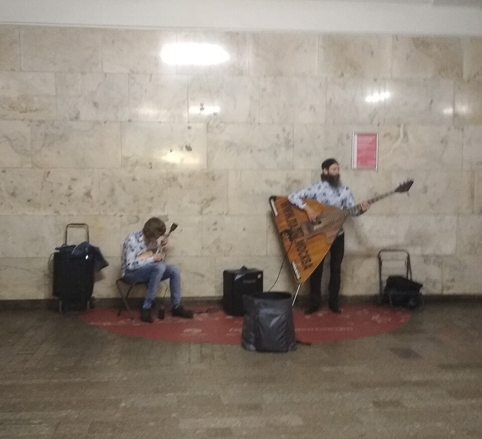 Fayl:Балалайка-контрабас в Московском метро.jpg