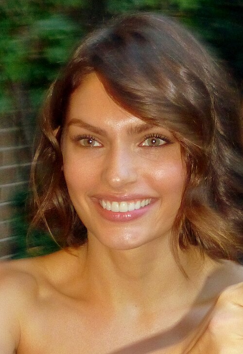 Fayl:Alyssa Miller 2013 TIFF.jpg