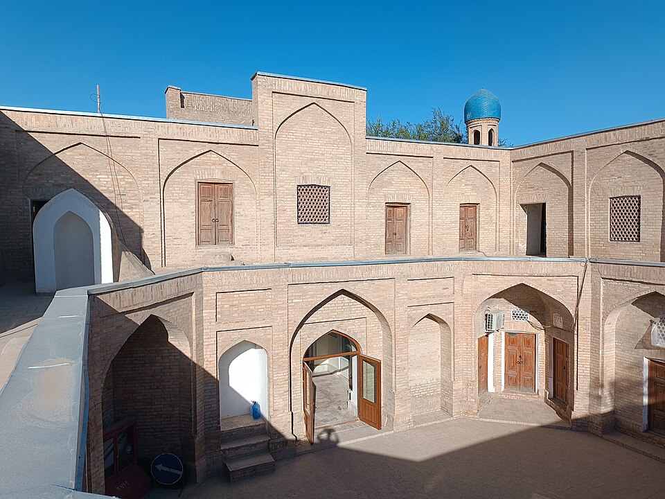 Fayl:Khuzha Abdulazizkhan madrassah inside1.jpg