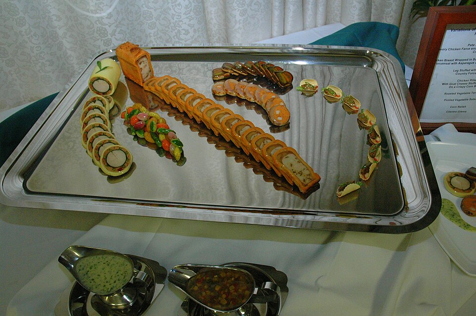 Fayl:Modern Charcuterie display.jpg