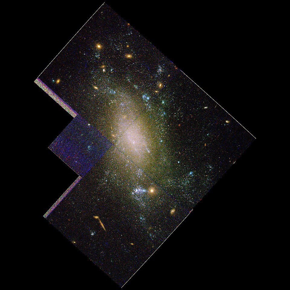 Fayl:NGC4393-hst-R814G606B450.jpg