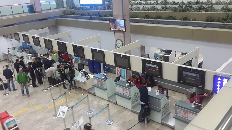 Fayl:Adana Airport Counters.jpg