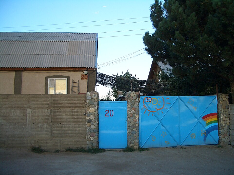 Fayl:E8169-Tamchy-guesthouse-gate.jpg
