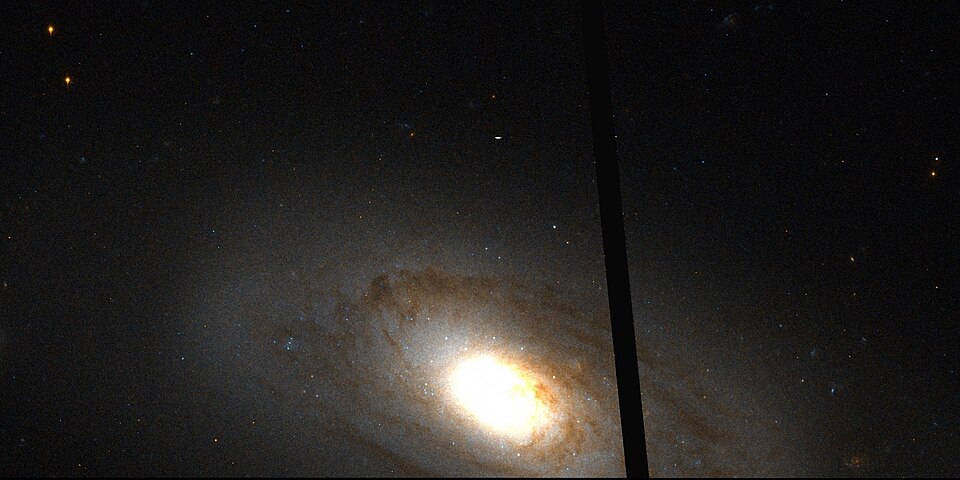 Fayl:NGC 4309 Hubble WikiSky.jpg