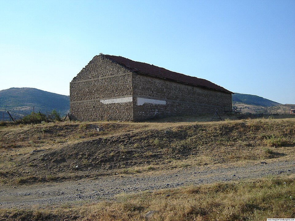 Fayl:Old building in Zlatolist.JPG