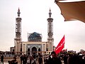 Masjid tashqarisidagi g‘azablangan olomon