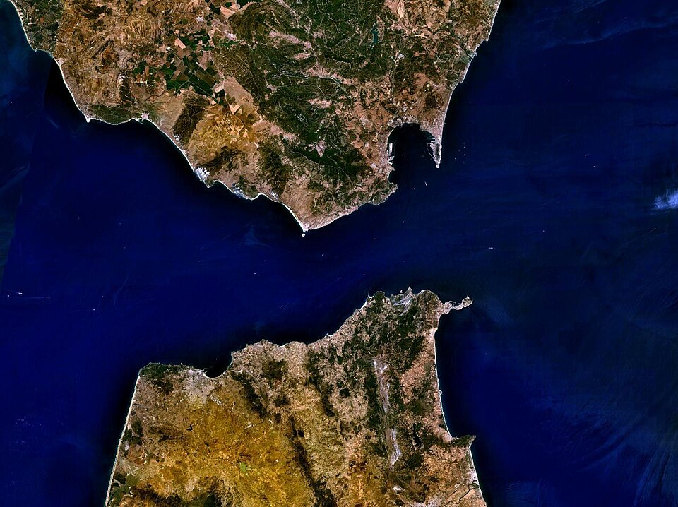 Fayl:Strait of Gibraltar 5.53940W 35.97279N.jpg