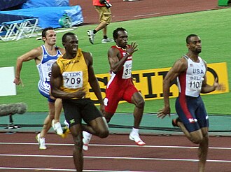 Bolt 200 m masofagayugurishning yakuniy bosqichida Geydan orqada qolmoqda, 2007-yil