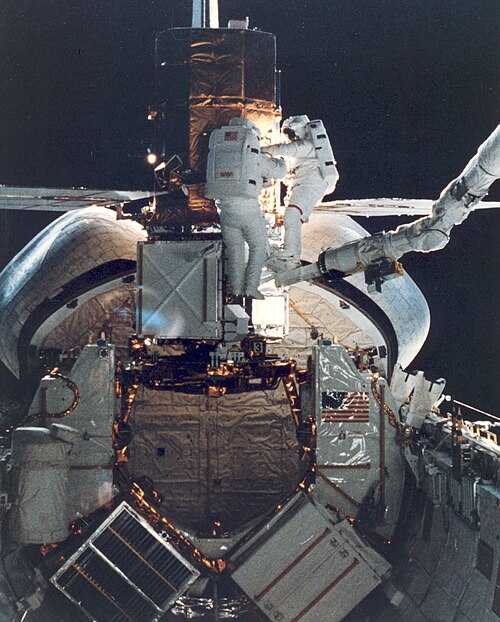 Fayl:SMMS repair by STS-41C Astronauts.jpg