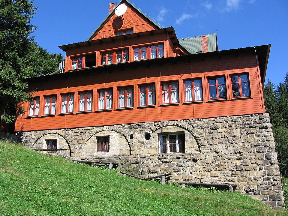 Fayl:Schronisko na stozku sierpien2005.jpg