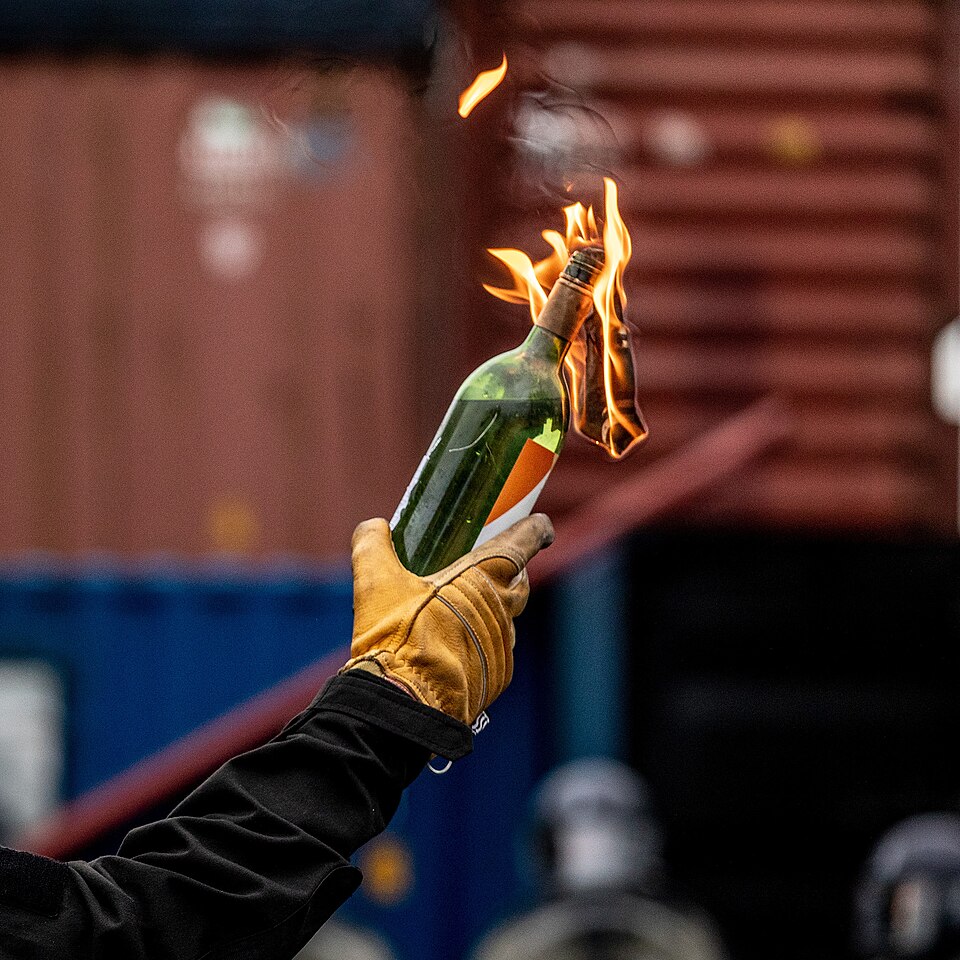 Fayl:Training bijstandseenheid 12 (molotov zoom).jpg