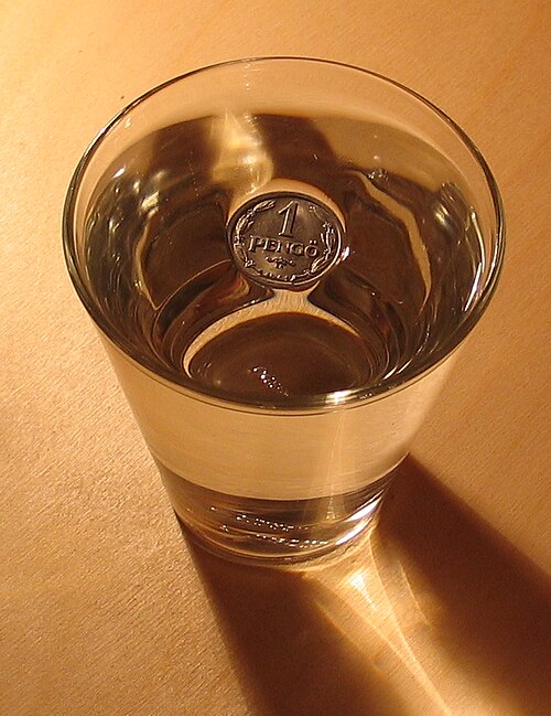 Fayl:2006-01-15 coin on water.jpg