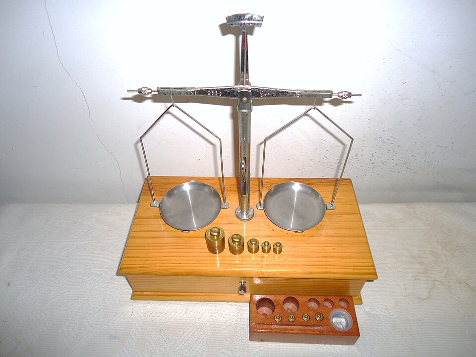 Fayl:200 - gram balance scales.jpg