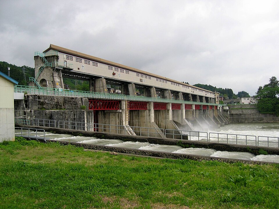 Fayl:Miyanaka dam discharge.jpg