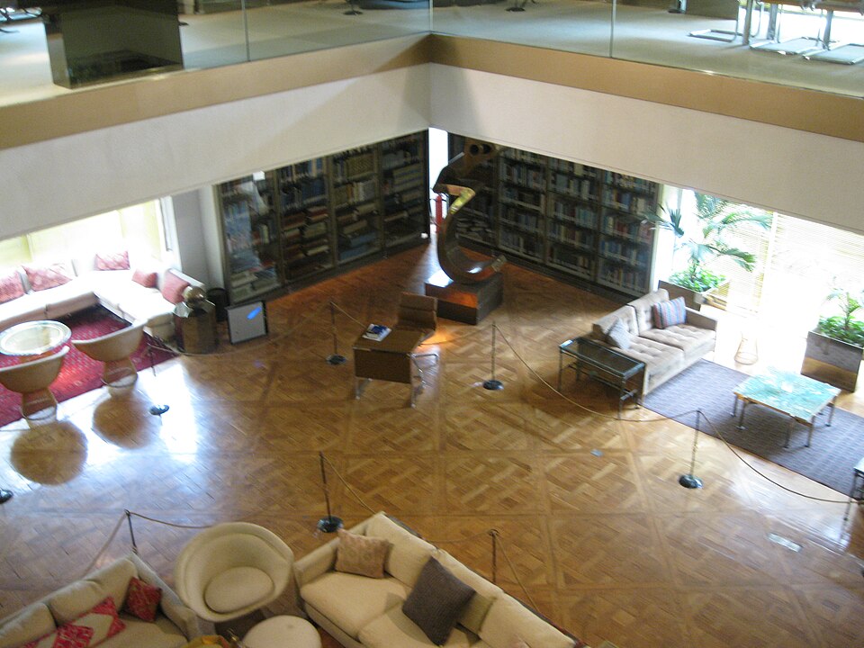 Fayl:Niavaran palace library (21).jpg