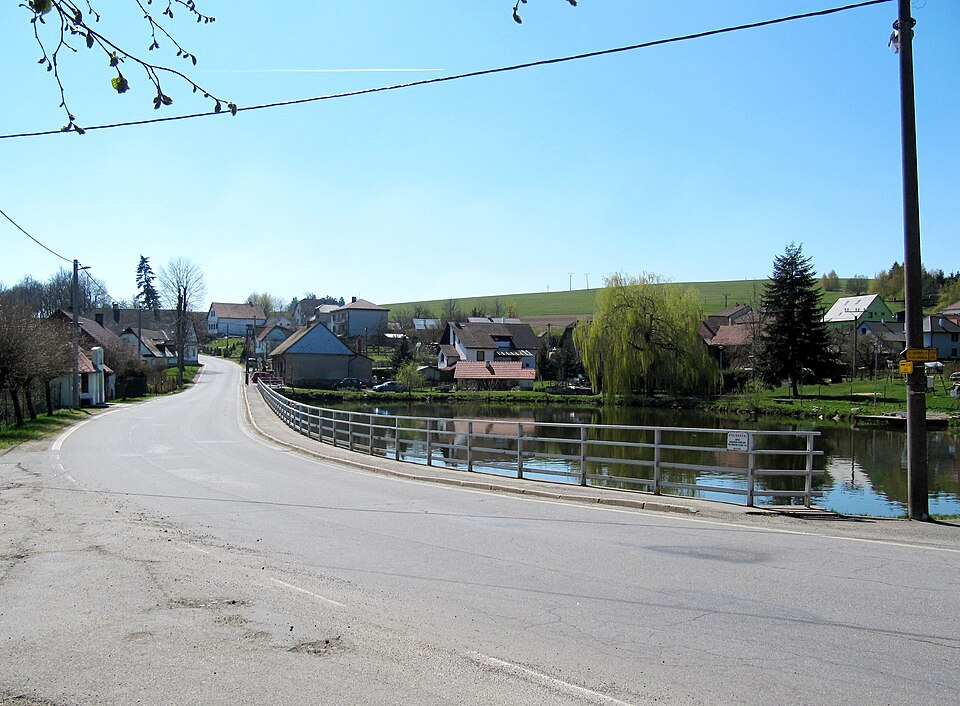 Fayl:Písečné (ZR), náves.jpg