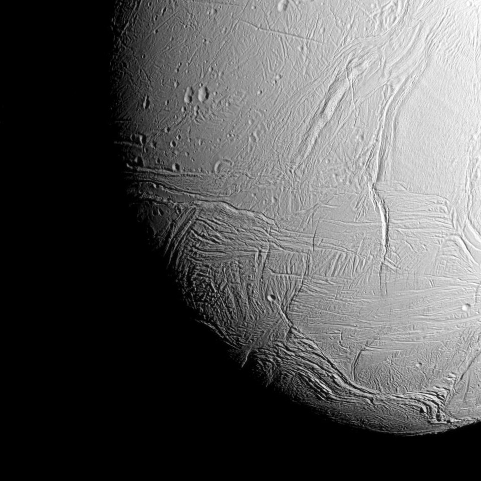 Fayl:PIA17203-SaturnMoon-Enceladus-BeforeFlyby-20151028.jpg