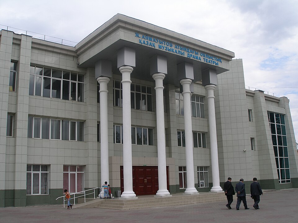 Fayl:Pavlodar Theatre Ayimautov.JPG