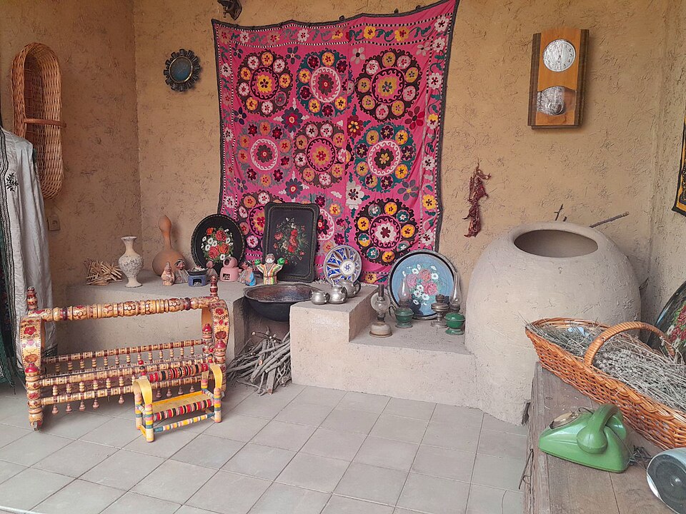 Fayl:Soʻzana, Beshik and Tandir.jpg