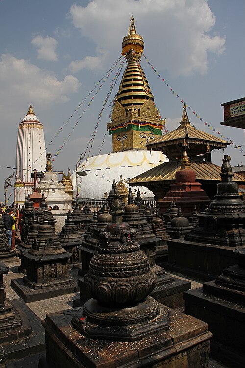 Fayl:Swayambhunath-Hauptstupa-38-Votivstupas-2014-gje.jpg