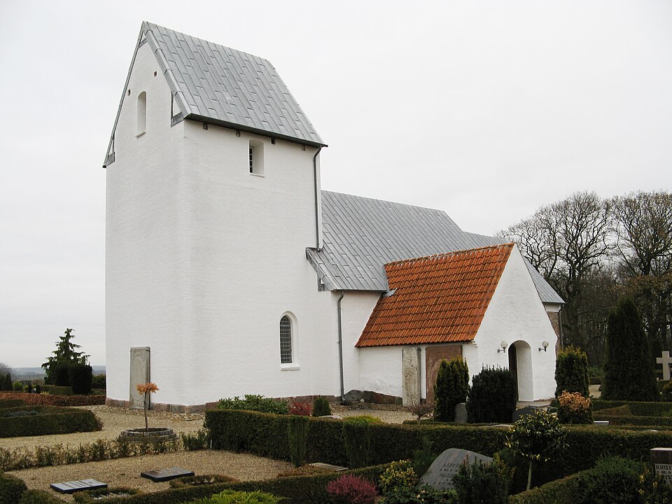 Fayl:Årre kirke set fra sydvest.jpg