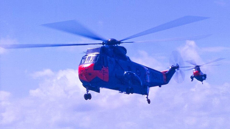 Fayl:CH-124 Sea Kings approach Bonaventure.jpg