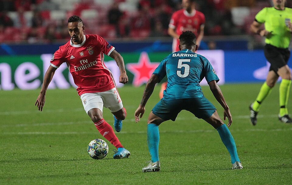 Fayl:Caio&Barrios Benfica-Zenit UCL201920.jpg