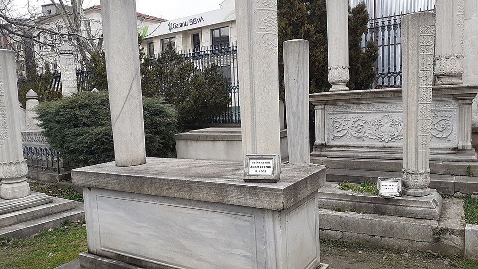 Fayl:Grave of Agâh Efendi.jpg