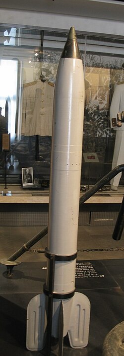 Musée de l’Armee koʻrgazmasida Katyusha uchiruvchisi uchun M13 raketasi.