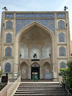 Modarixon qabri joylashgan qabristonning orqa koʻrinishi
