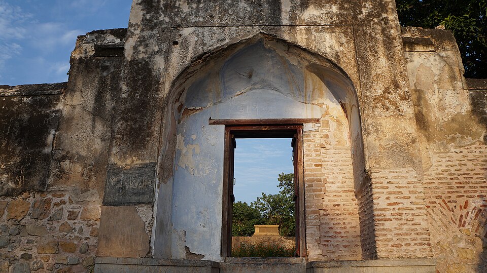Fayl:Lalarukh Tomb 01.JPG