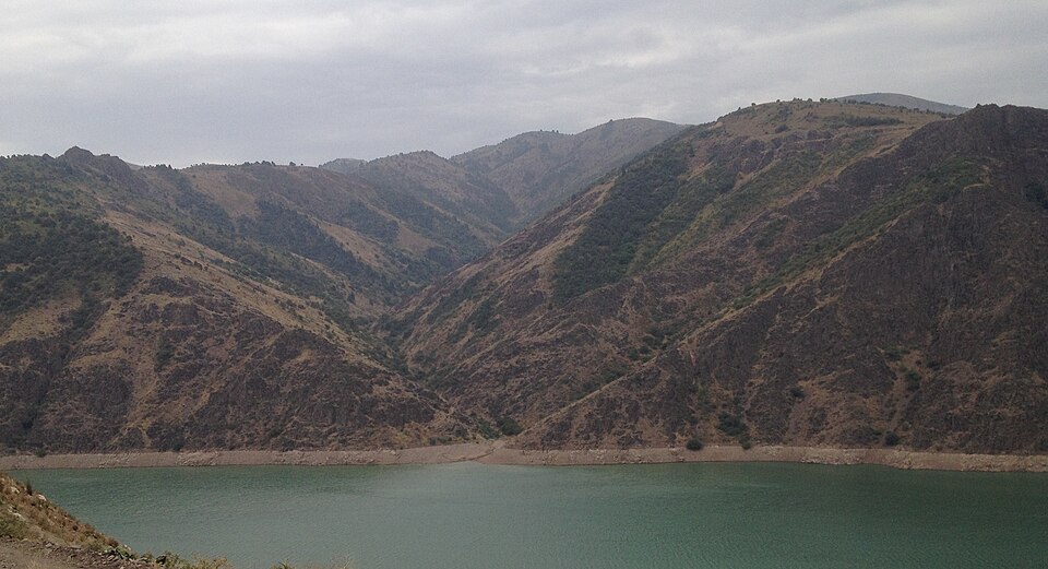 Fayl:Qurama mountains near Achangaran reservoir.jpg