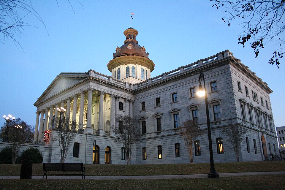 Fayl:SC State House at evening.jpg