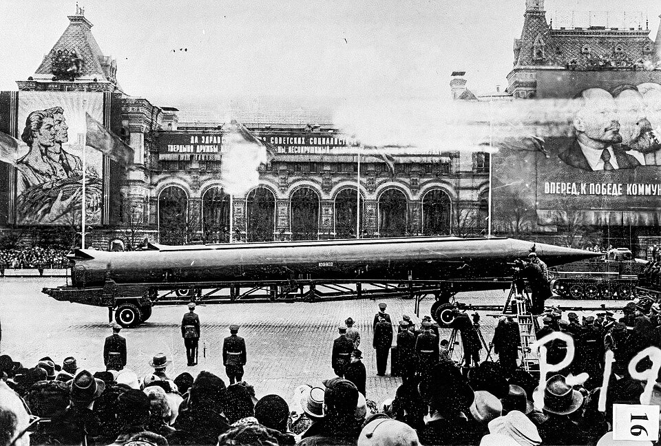 Fayl:Soviet-R-12-nuclear-ballistic missile.jpg