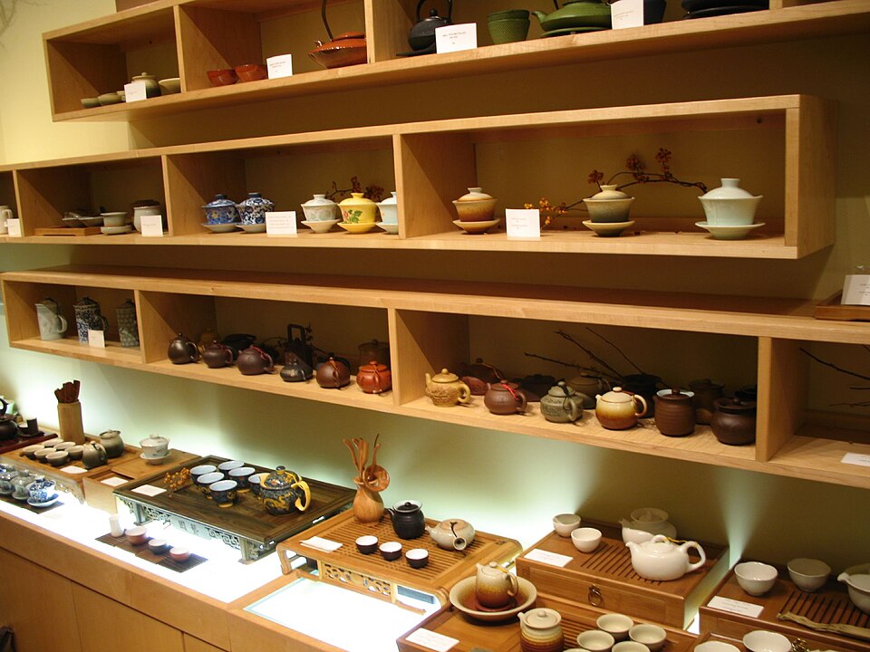 Fayl:Chinese tea utensils shelve.jpg
