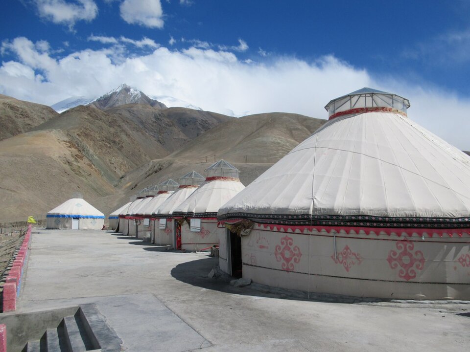 Fayl:Kyrgyz Yurts (39878892210).jpg
