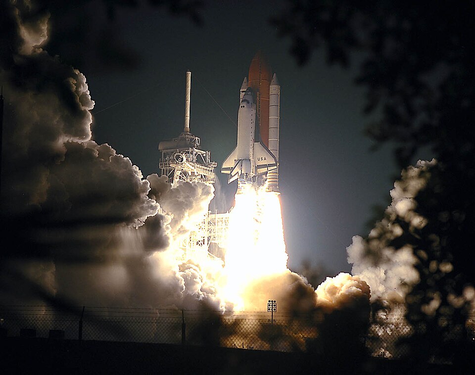 Fayl:STS-93 launch.jpg