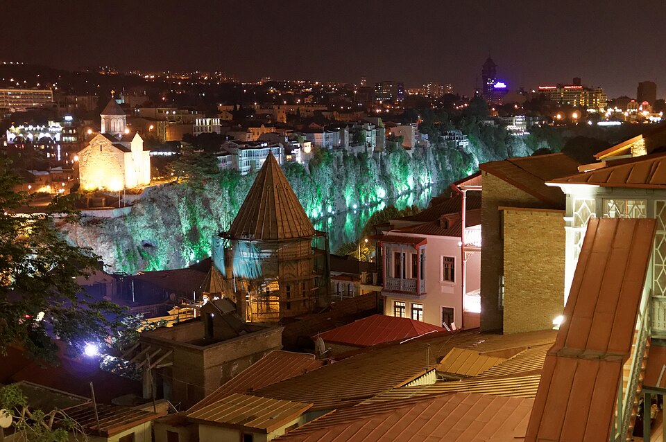 Fayl:Tbilisi, Night, Avlabari, Georgia.jpg