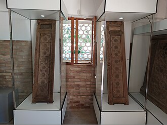 Sayfiddin Boharziy maqbarasi daxma parchalari. Yogʻoch oʻymakorligi. (XIII asr)