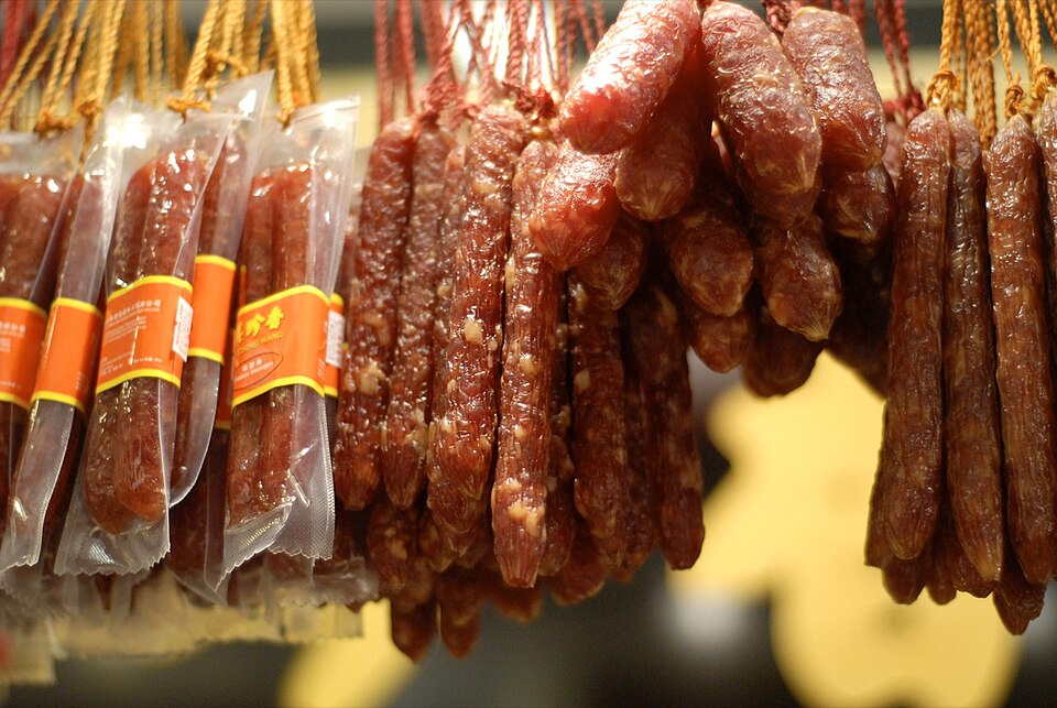 Fayl:Chinese sausages drying.jpg