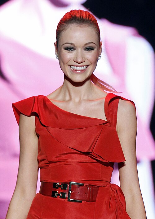 Fayl:Katrina Bowden 2011.jpg