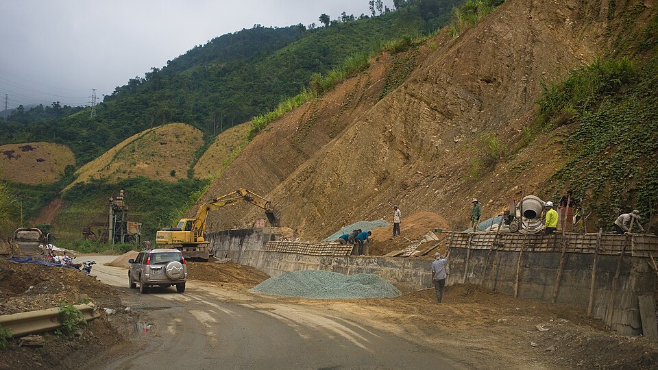 Fayl:Lai Châu Province road construction.jpg
