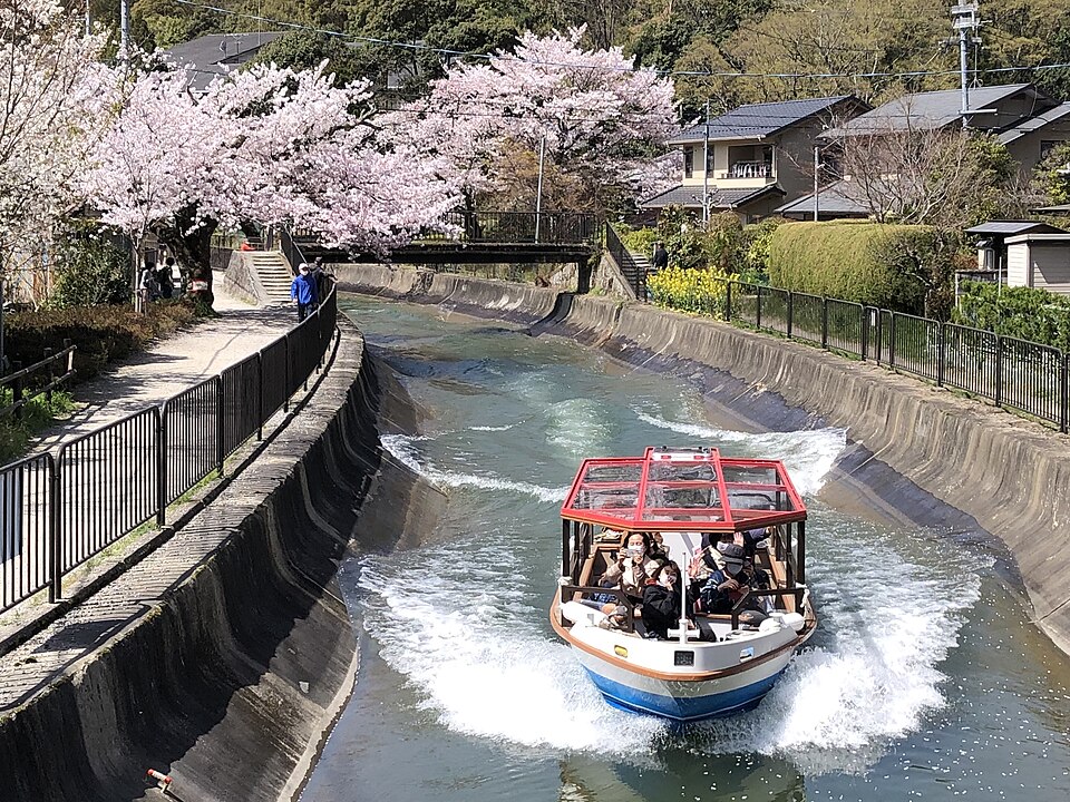 Fayl:Lake Biwa Canal Cruise.jpg